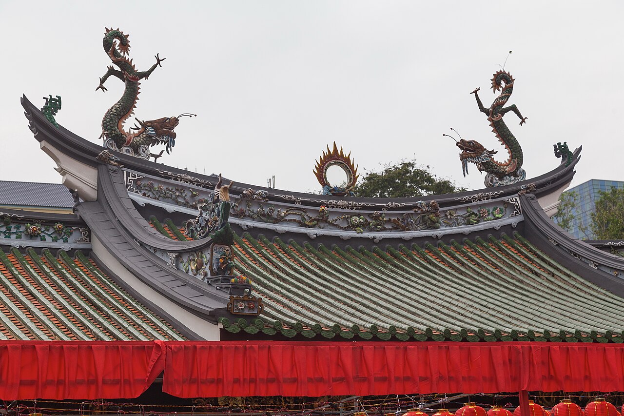潮汕嵌瓷——屋顶上的非遗绝活，碎瓷片拼出的永恒艺术